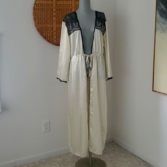 Ivy & Annabelle | Lace Trimmed Robe - Picture 1 of 8